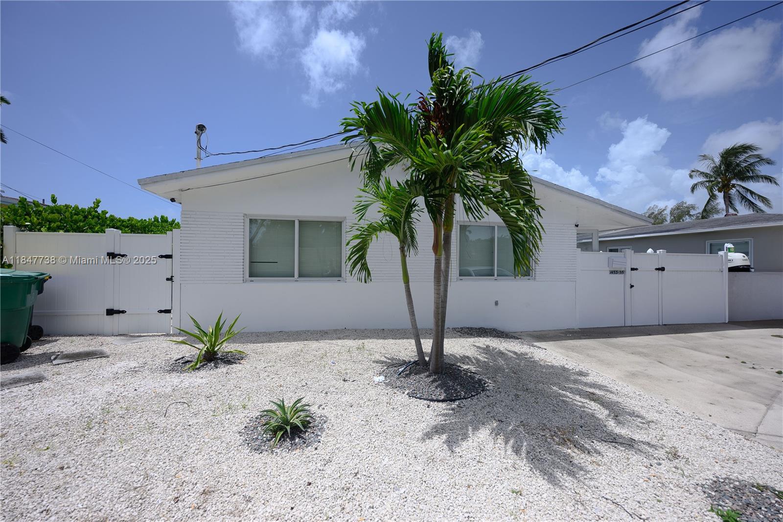 FULLY FURNISHED UNIT RIGHT ON THE WATER. TAKE ADVANTAGE OF THIS VERY CENTRIC PROPERTY .WATER AND ELECTRICITY INCLUDED IN THE RENT. THIS HOME HAS A GREAT PATIO DECK WITH A ROOF FOR YOU TO ENJOY WITH FAMILY AND FRIENDS. ALL APPLIANCES HAVE BEEN RECENTLY CHANGED FOR PIECE OF MIND. WASHER AND DRYER IN UNIT. PARKING IS AVAILABLE WITH SPACE FOR 2 CARS ON THE PROPERTY AND OTHER SPACES ON THE STREET. SCHEDULE YOUR SHOWING AND SEE FOR YOURSELF. BOAT DOCK DOES NOT COME INCLUDED WITH THE RENTAL.
