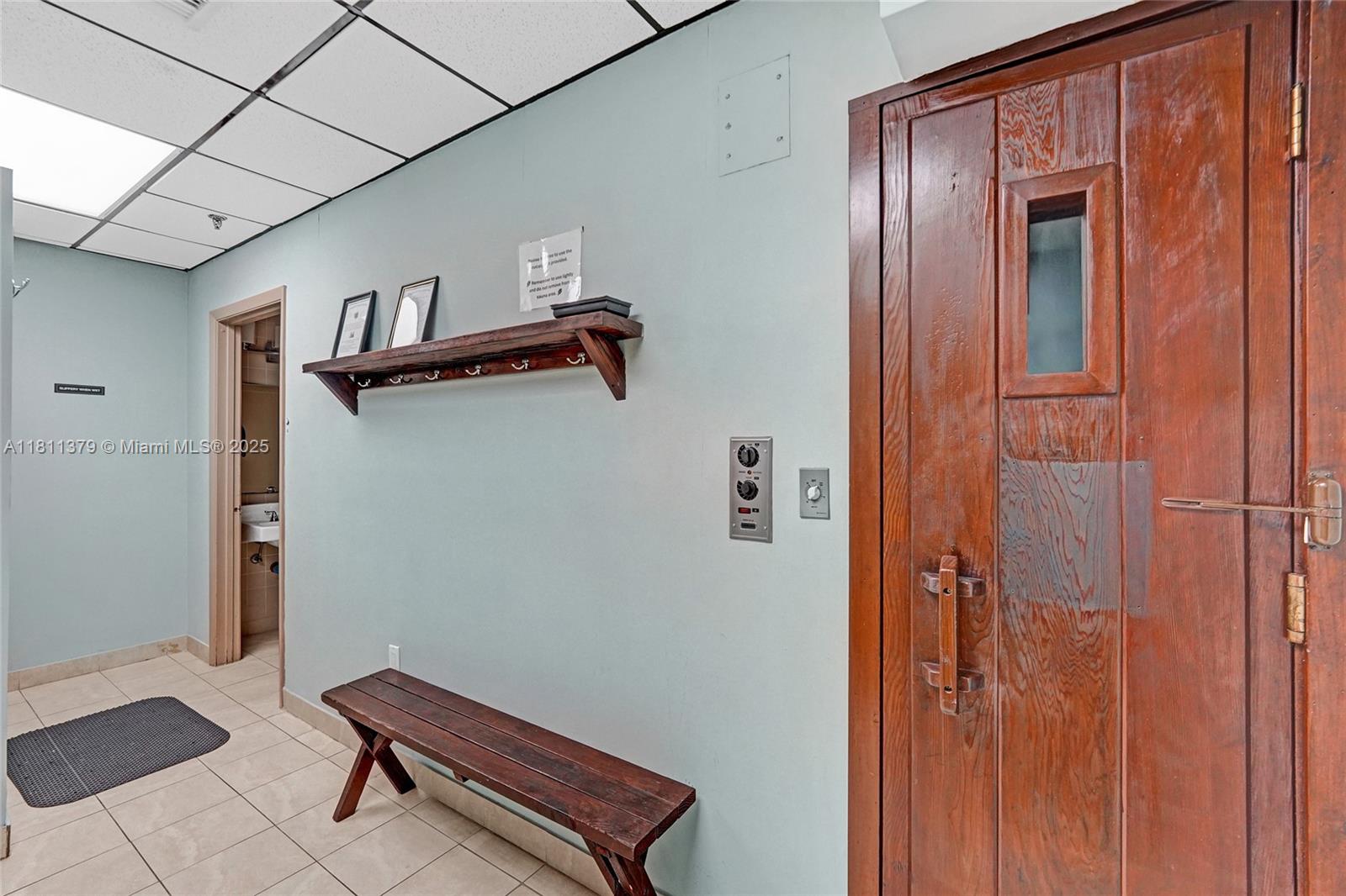 SUMMIT CONDO - Residential