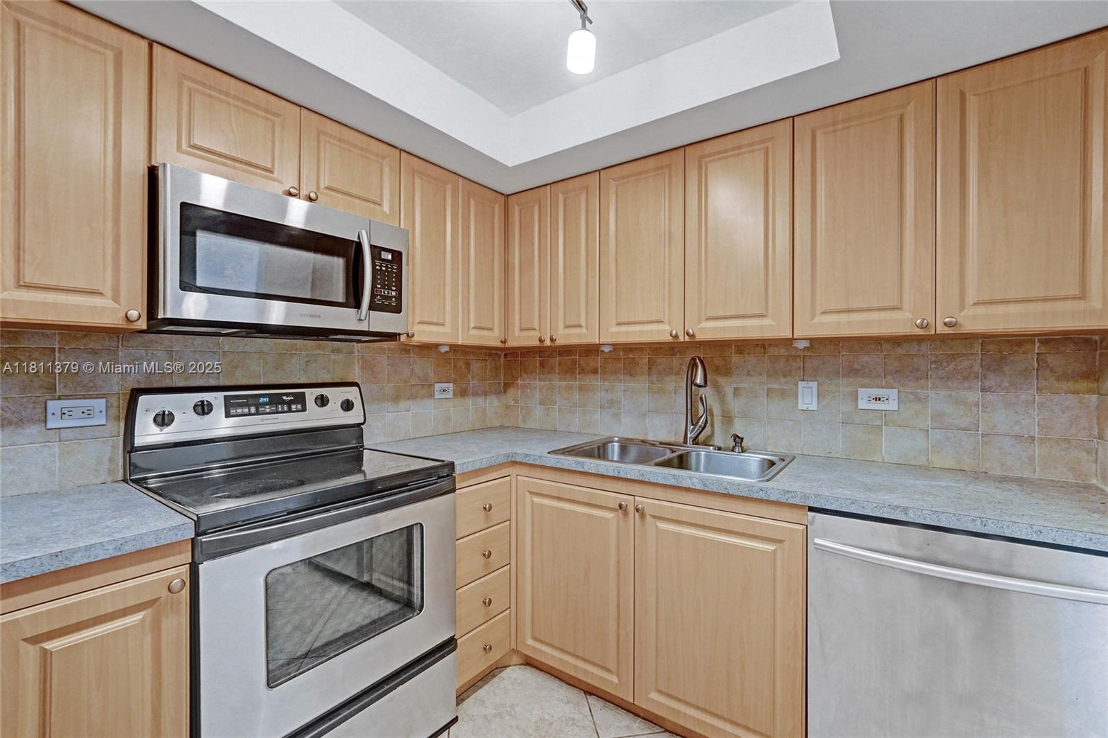 SUMMIT CONDO - Residential
