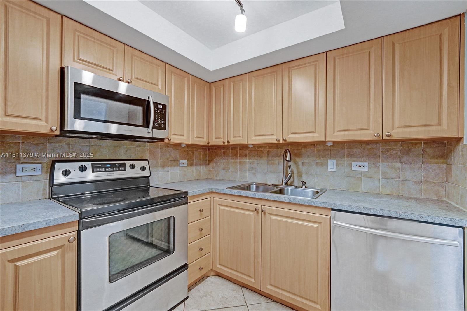 SUMMIT CONDO - Residential