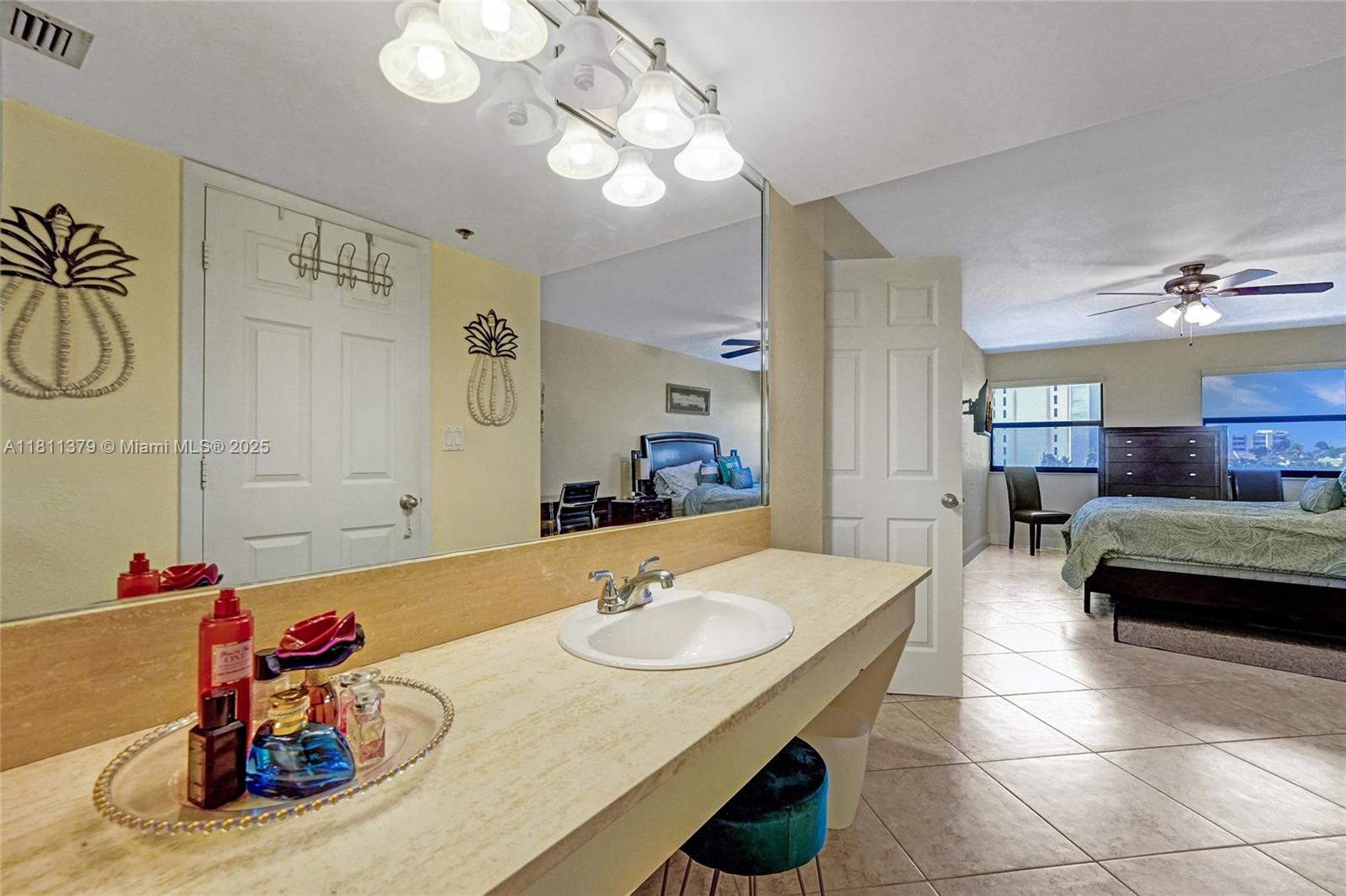 SUMMIT CONDO - Residential