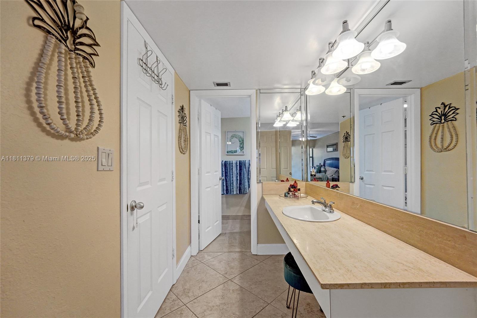 SUMMIT CONDO - Residential