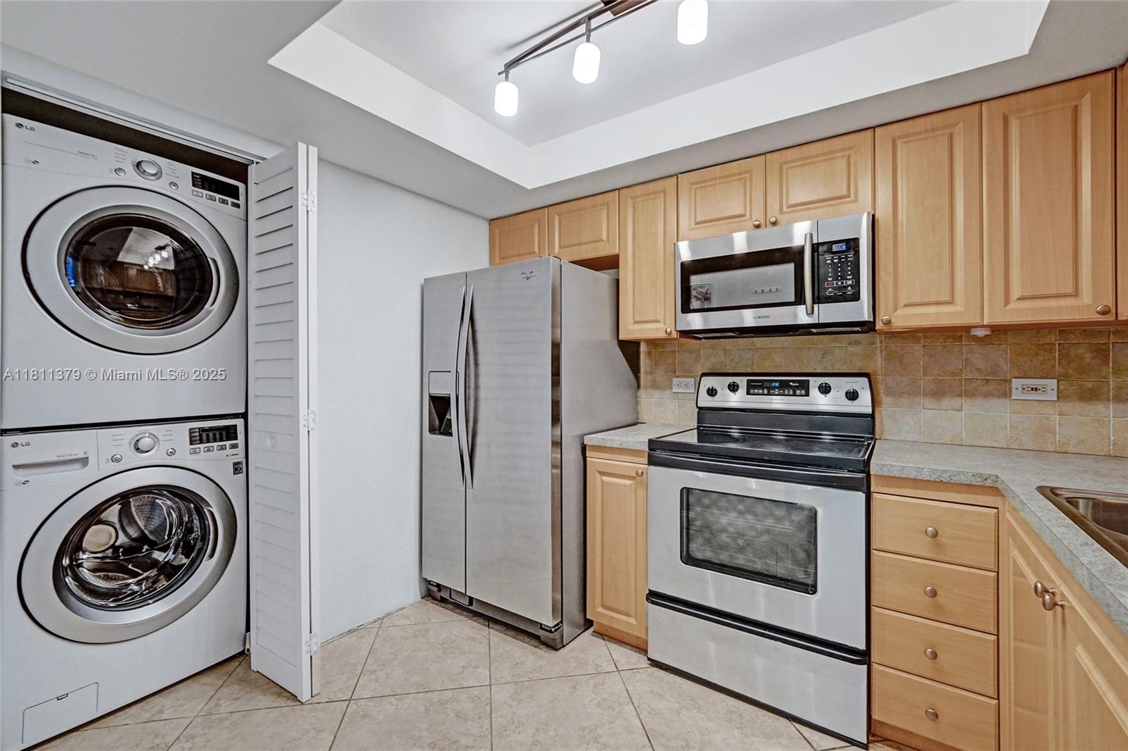 SUMMIT CONDO - Residential