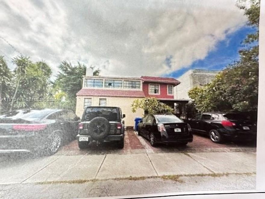 Ideal for Investors or extended family.  Duplex in the real Heart of Miami and one of the most desirable neighborhoods of the city, Shenandoah. Located just 2 miles away from Brickell, Coconut Grove and Coral Gables