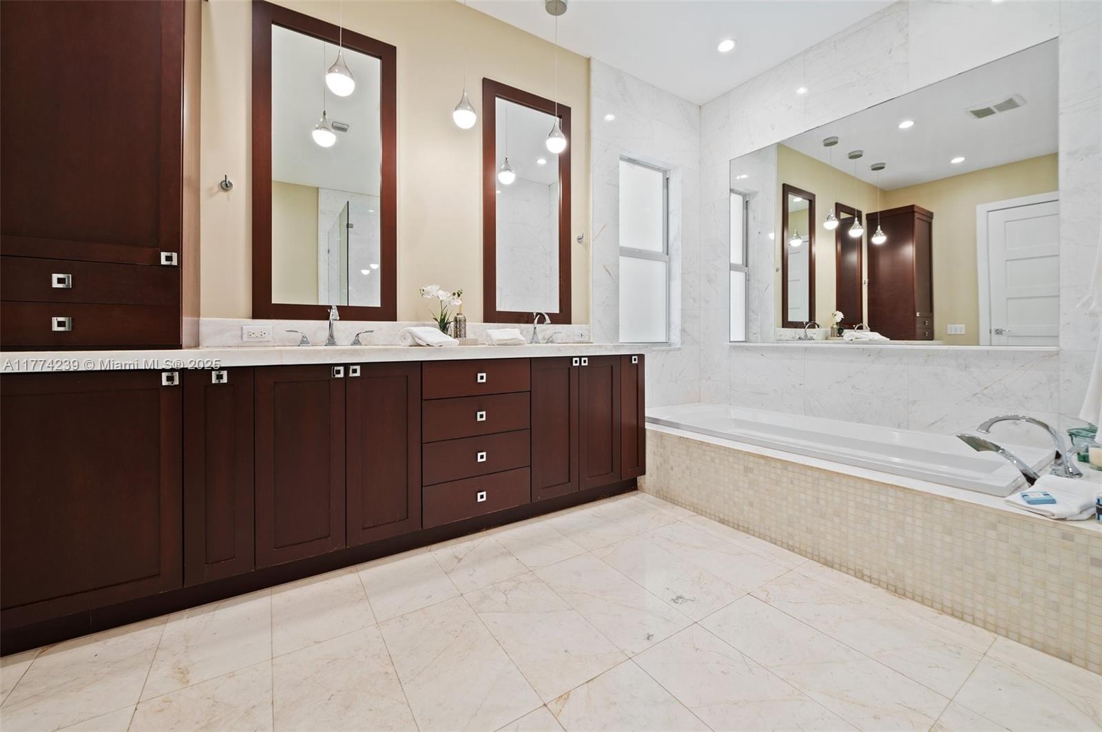 VICTORIA VILLAS - Residential