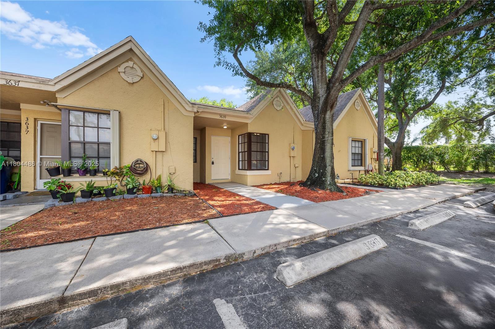 3639 Nw 83rd Ln, Sunrise, Miami-Dade County, Florida - 2 Bedrooms  
2 Bathrooms - 
