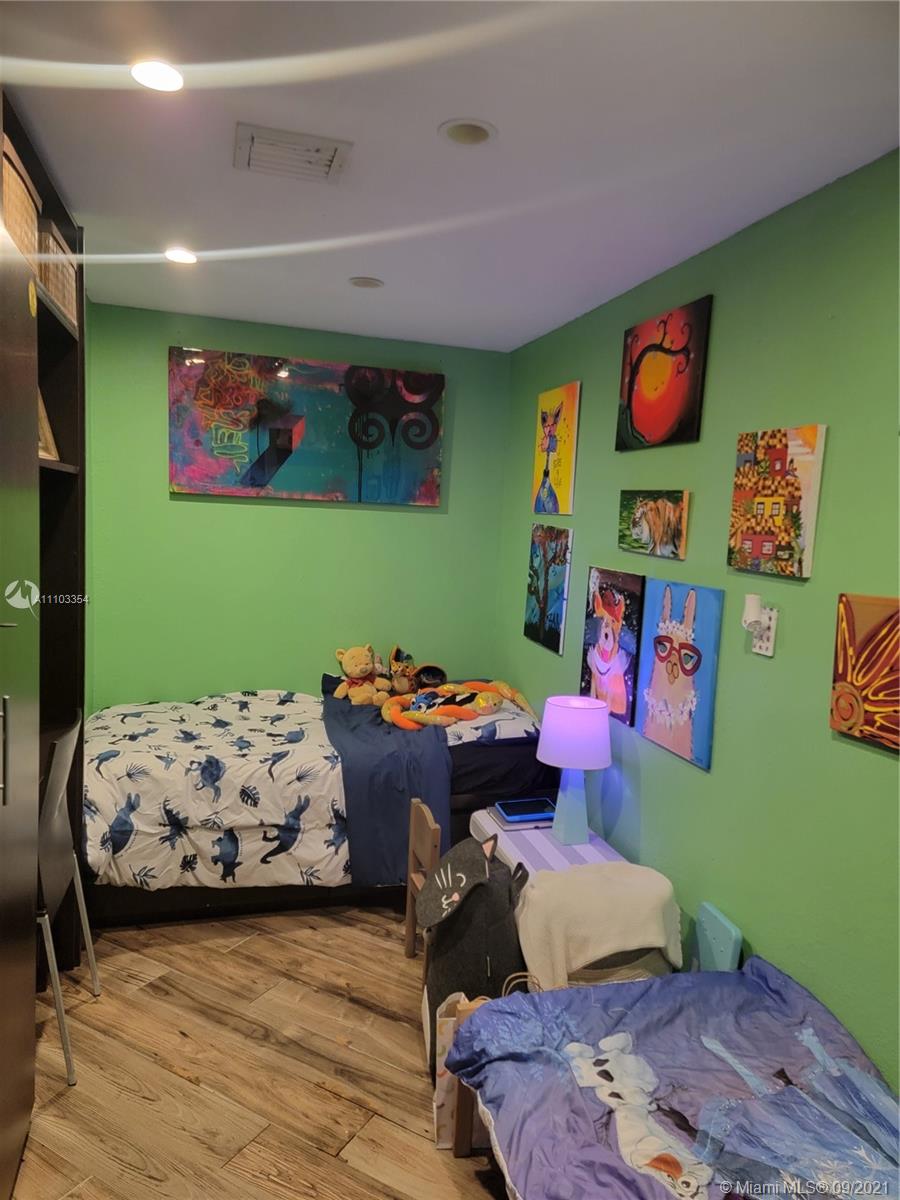 ISLAND POINTE CONDO - Residential