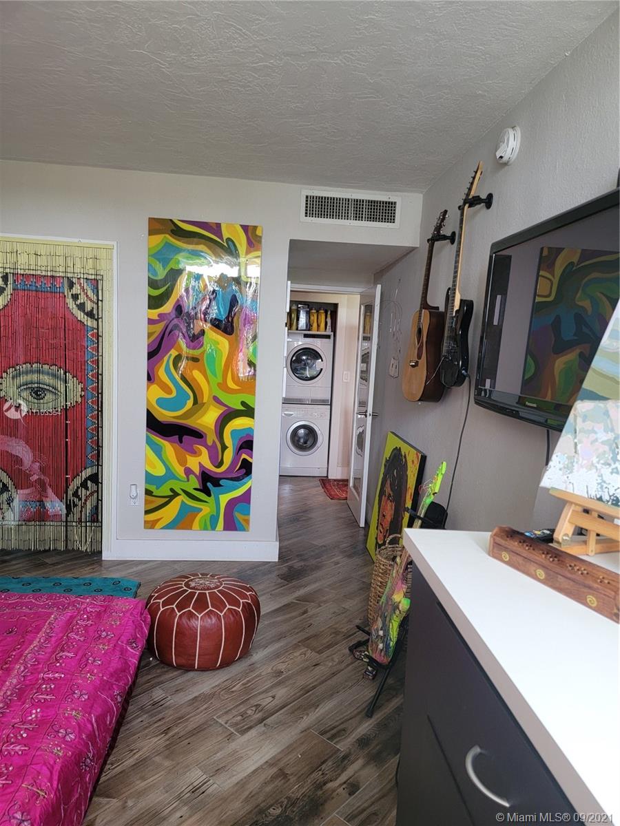 ISLAND POINTE CONDO - Residential