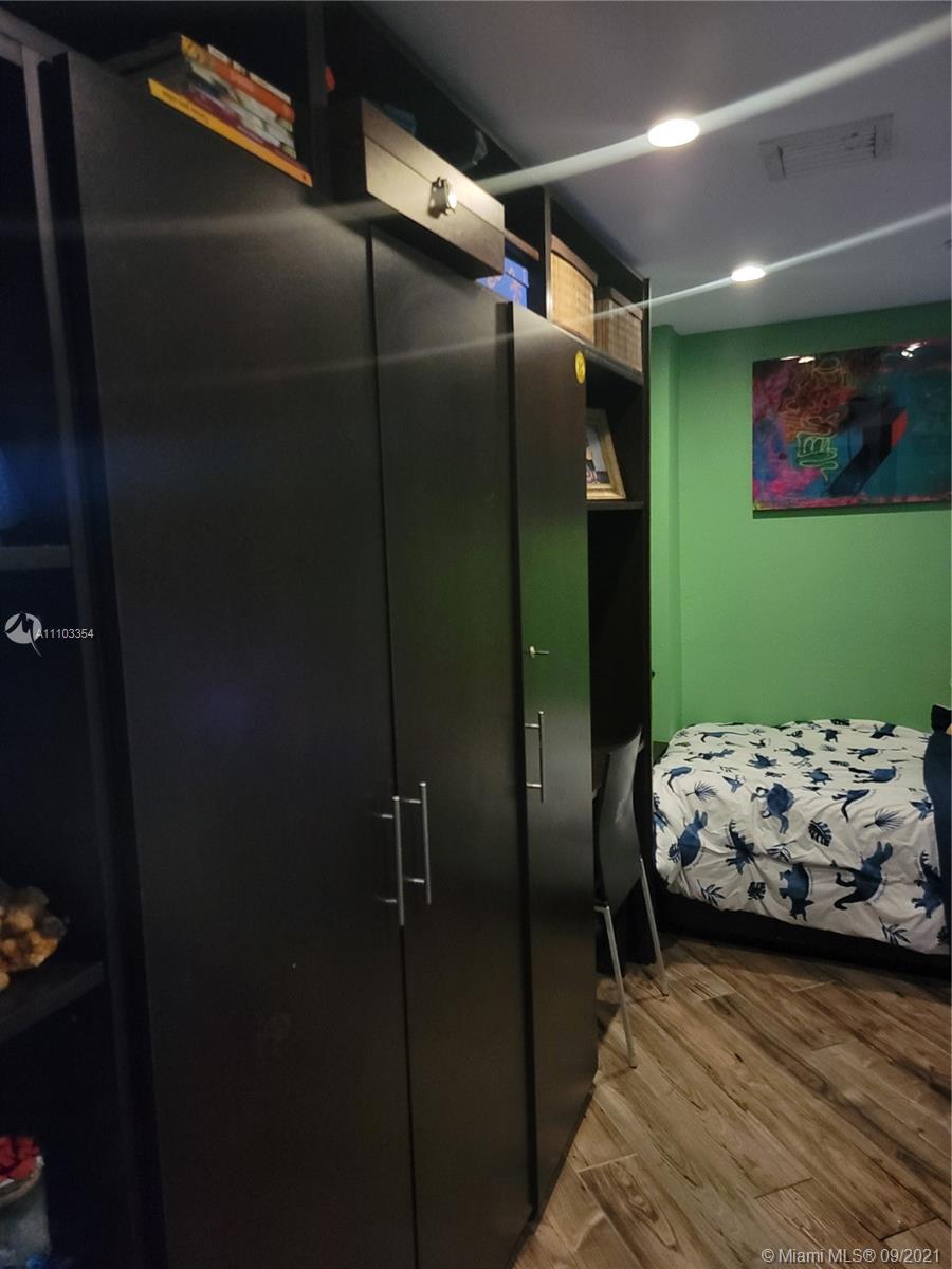 ISLAND POINTE CONDO - Residential