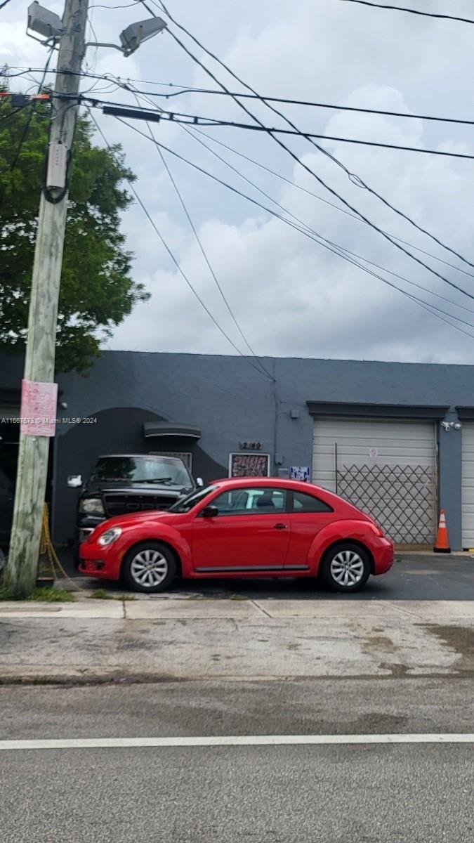 This is a 1652 square foot warehouse located in the City of West Park. The space consists of a open floor with small office and bathroom. The property has direct access from the front and rear of the warehouse. Many possible uses.
Do not disturb tenants by appointment only.