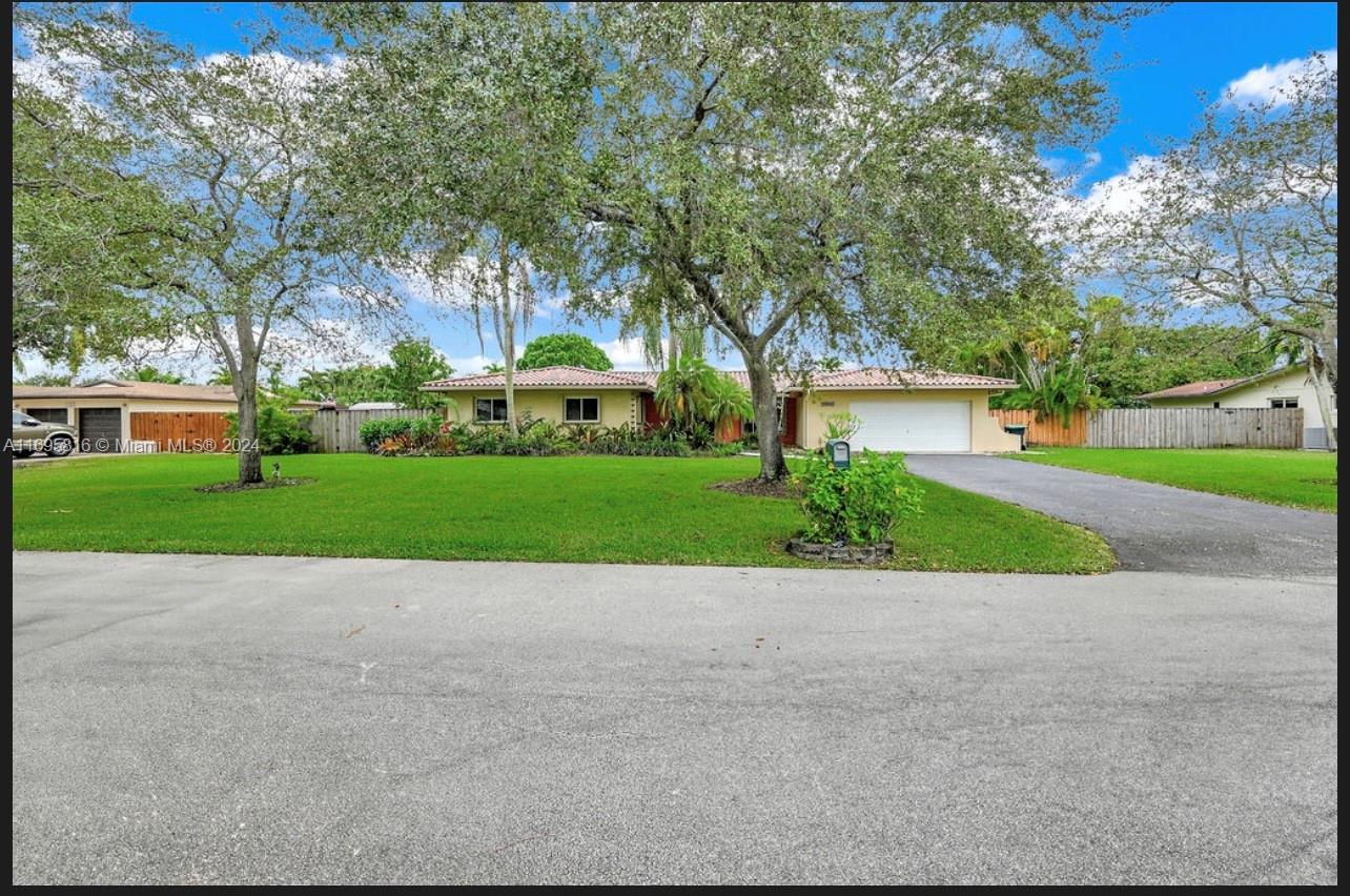 10860 Sw 125th St, Miami, Miami-Dade County, Florida - 5 Bedrooms  
3 Bathrooms - 