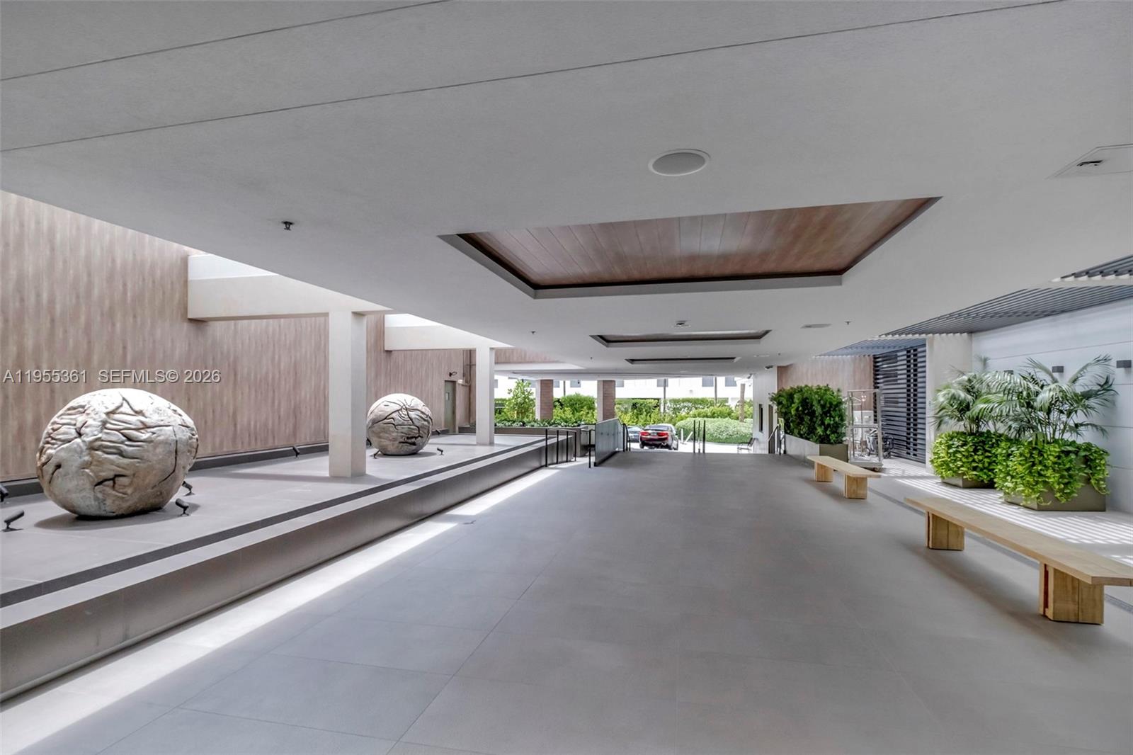 2301 Collins Ave 321