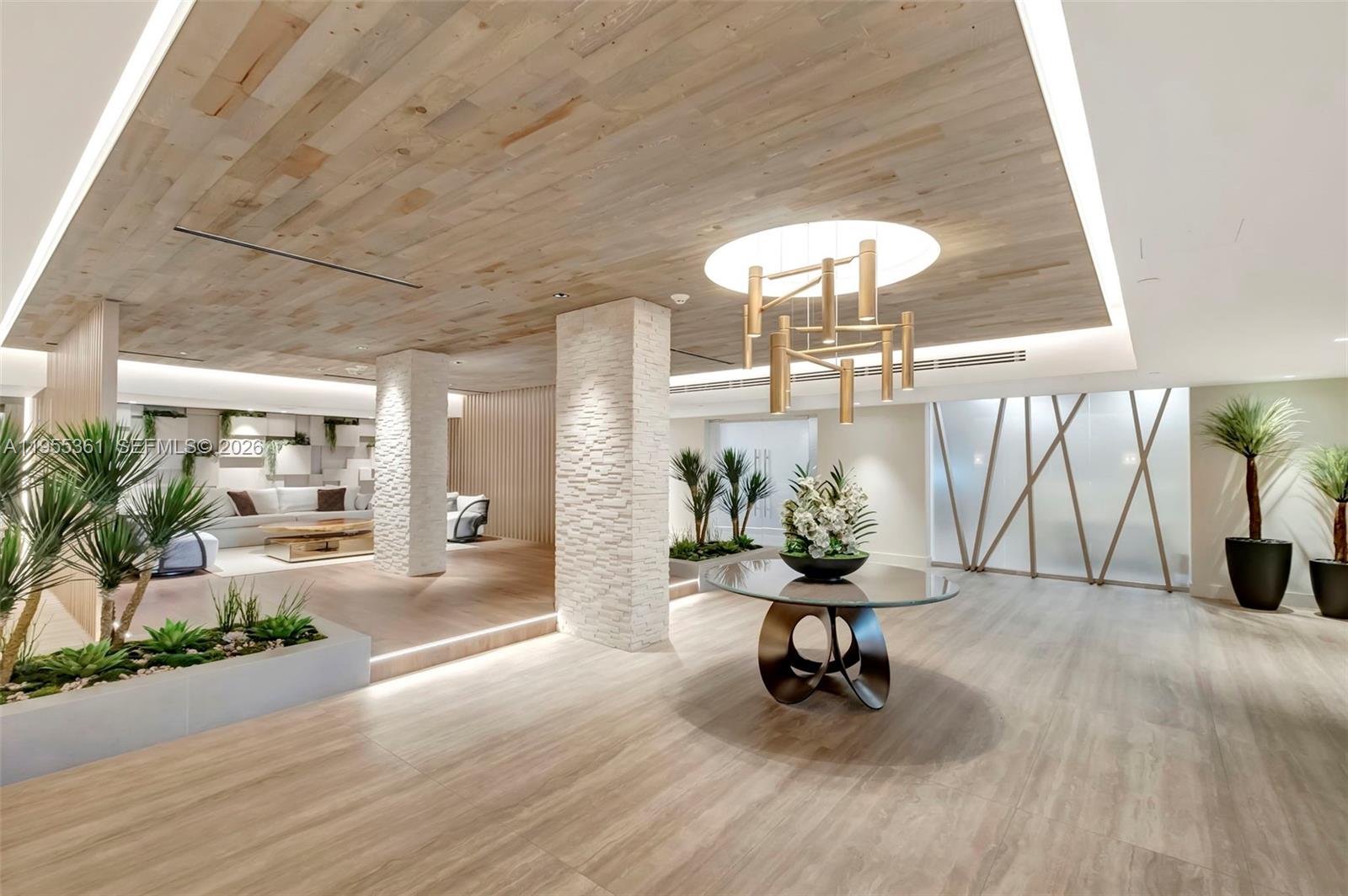 2301 Collins Ave 321