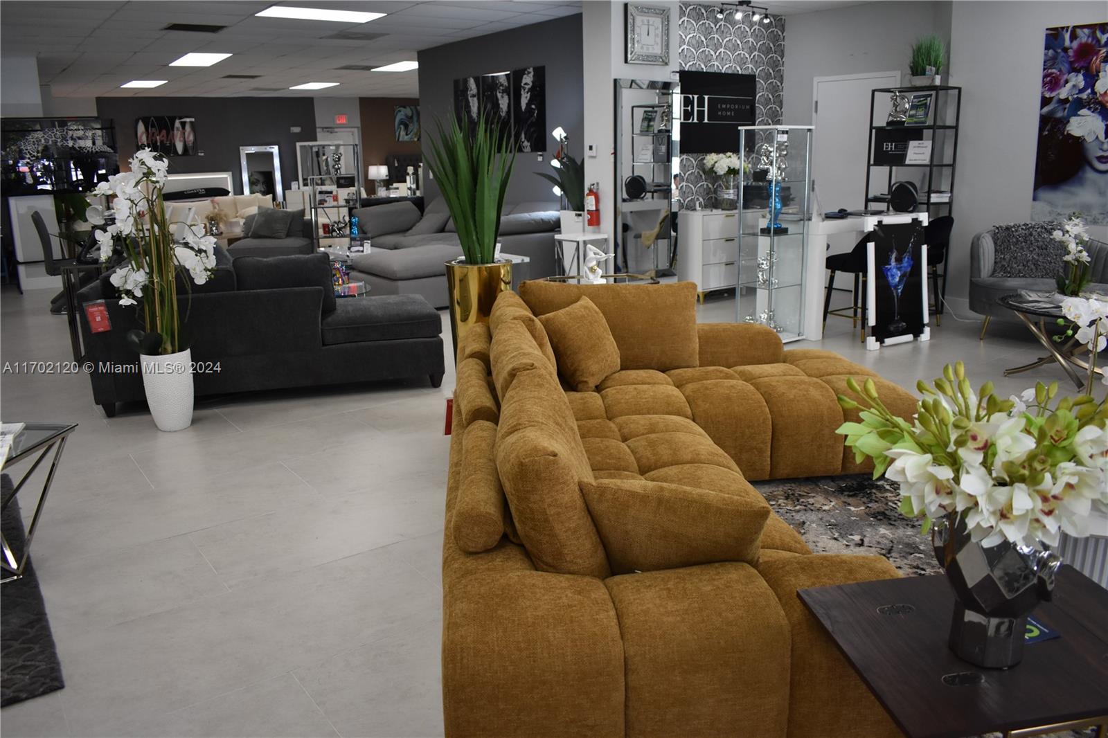 This business opportunity is a great investment for anyone looking to enter the retail industry. With a turnkey website and a large, well-designed showroom, the business is ready to start generating revenue from day one. Generating a healthy income, with potential for growth in the future.
The sale includes vendor contracts, marketing materials, and contracts with a third party for customer financing. This makes it easy to run the business without having to worry about the details of sourcing inventory or financing customers.