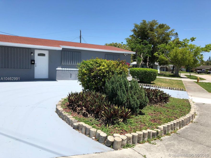 3 bedrooms and 1 bath single family home. Easy to show.