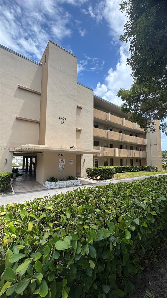 Open gate community, 2nd floor beautiful unit, centrally located: close by to places of worship, Skylake and Aventura mall, Sunny Isles Beach. Enjoy one magnificent unit, nice design. 1 big bedroom with huge closet and walking closet. Lots of storage space. 1 full bathroom and 1 visitors restroom. One assigned parking space.