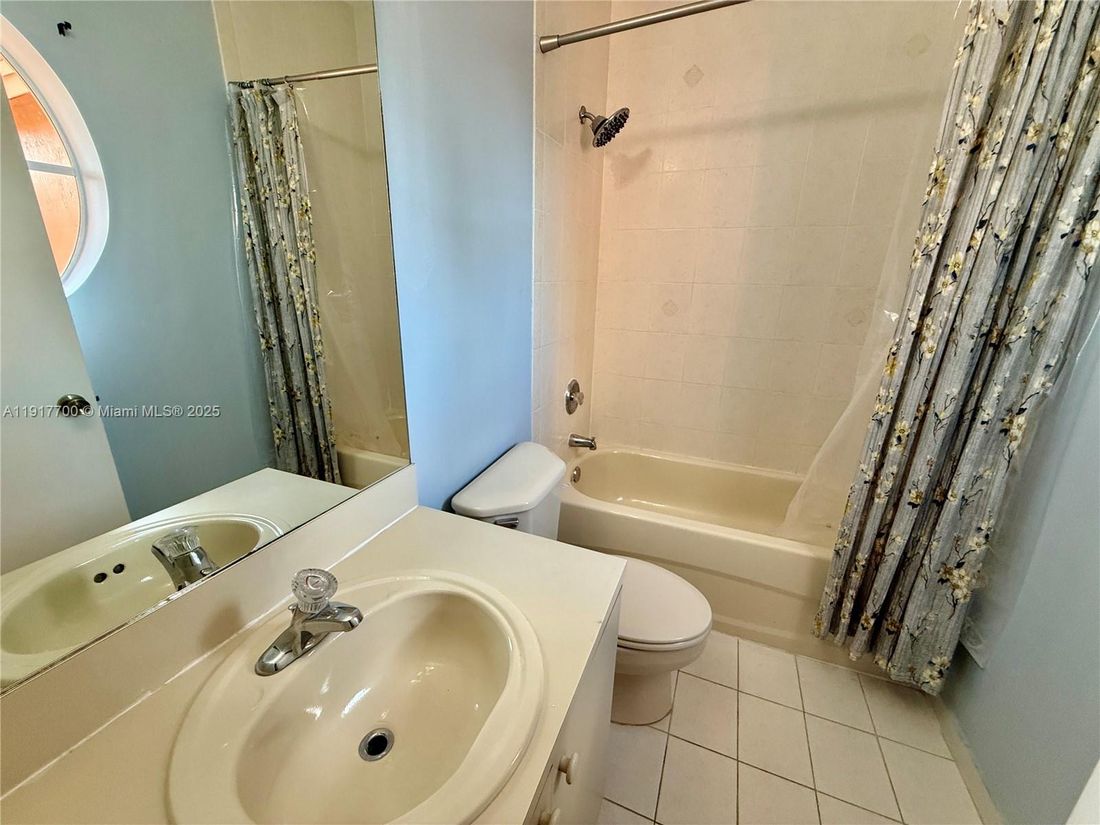 VILLAS AT HARBOR ISLES CO - Residential Lease