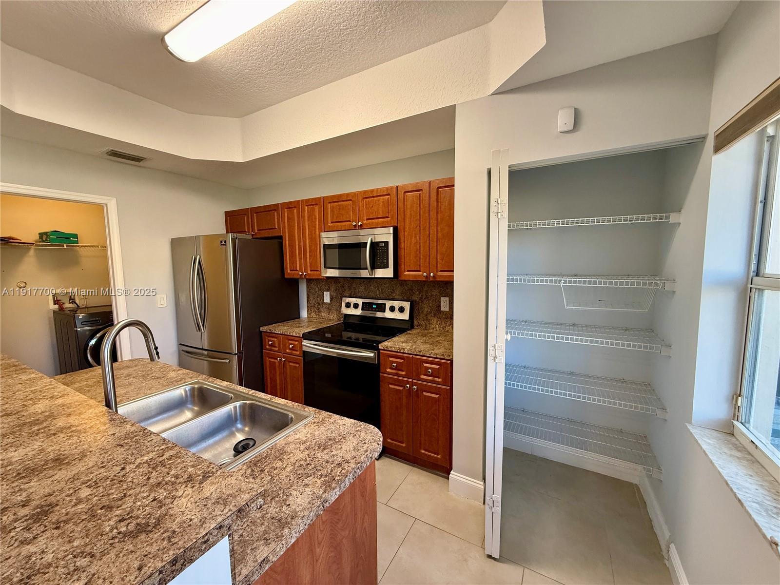 VILLAS AT HARBOR ISLES CO - Residential Lease