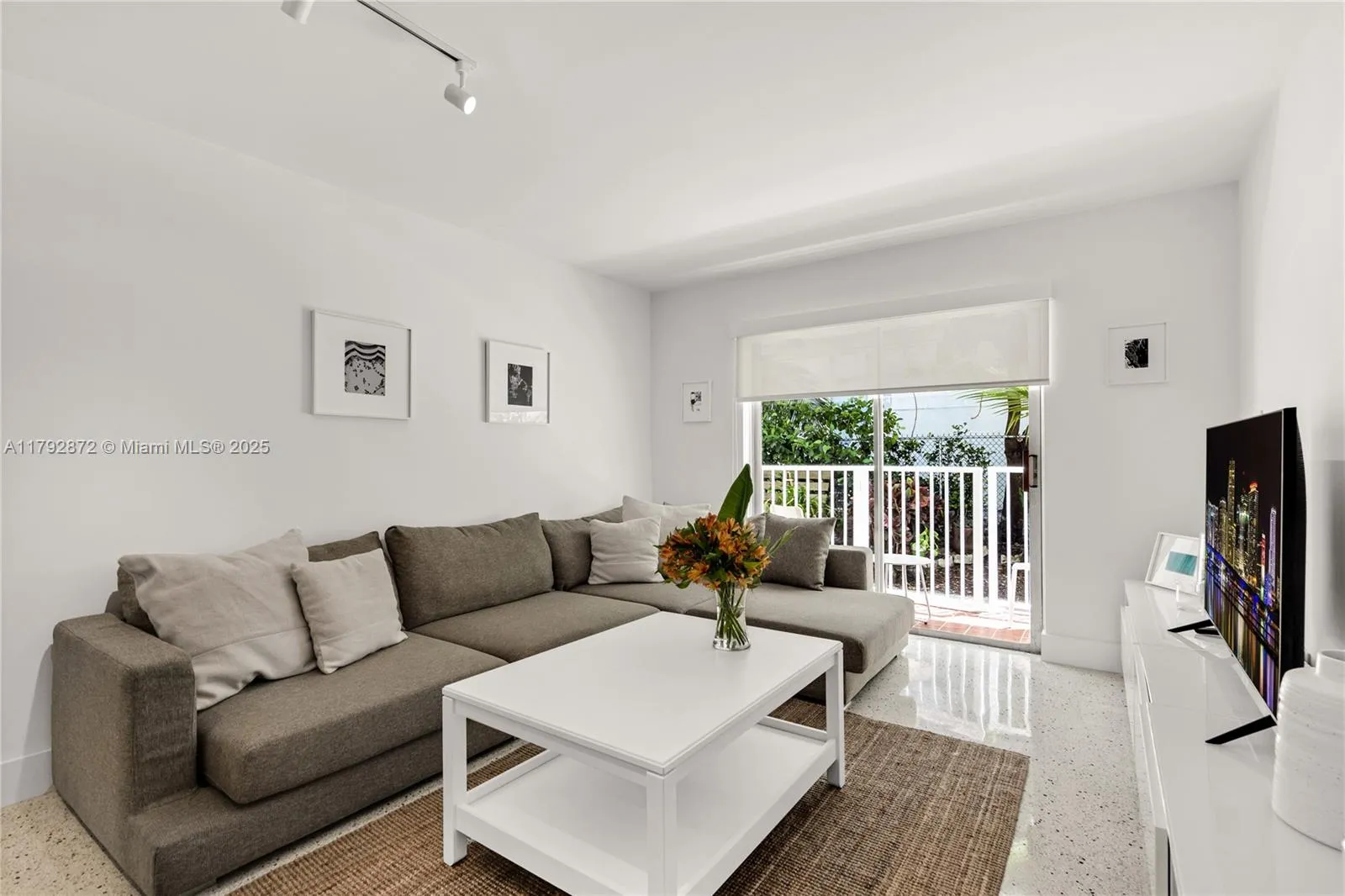 Miami, Florida 33130, United States, 1 Bedroom Bedrooms, ,1 BathroomBathrooms,Residential,Pending,118831