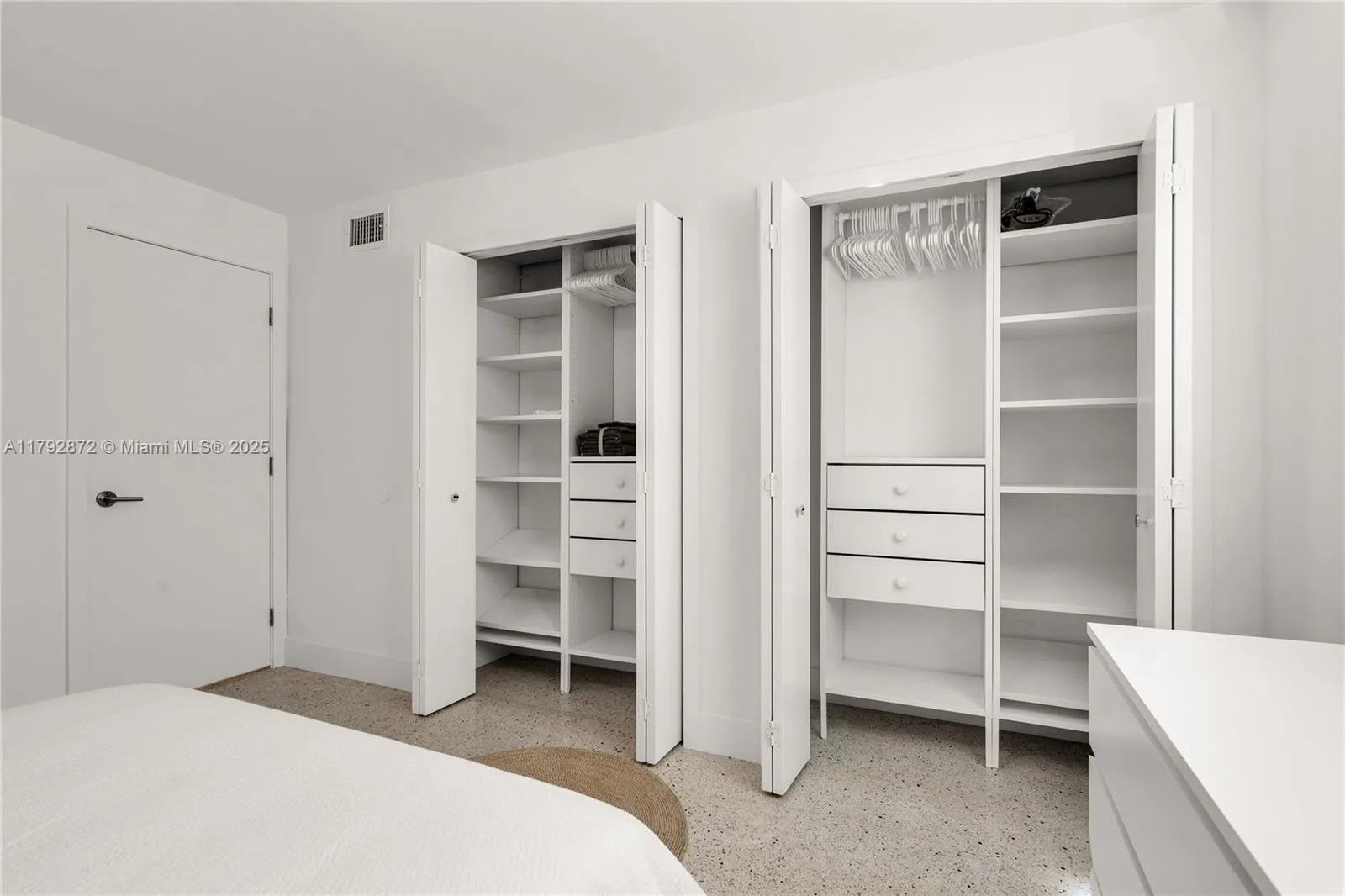 Miami, Florida 33130, United States, 1 Bedroom Bedrooms, ,1 BathroomBathrooms,Residential,Pending,118831