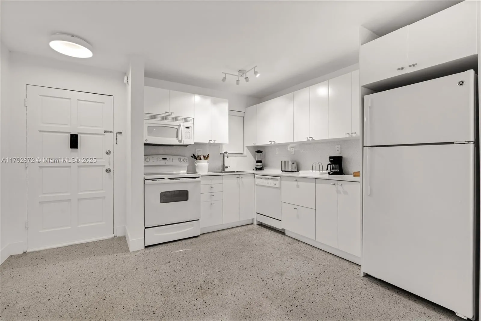 Miami, Florida 33130, United States, 1 Bedroom Bedrooms, ,1 BathroomBathrooms,Residential,Pending,118831