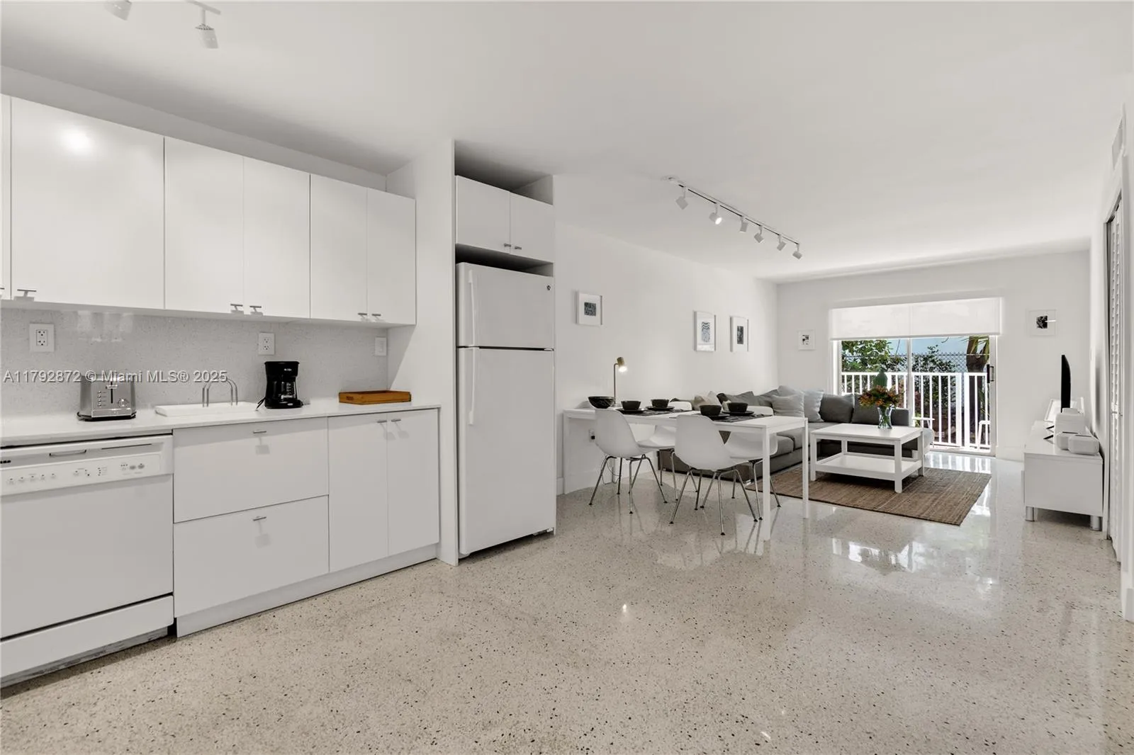 Miami, Florida 33130, United States, 1 Bedroom Bedrooms, ,1 BathroomBathrooms,Residential,Pending,118831