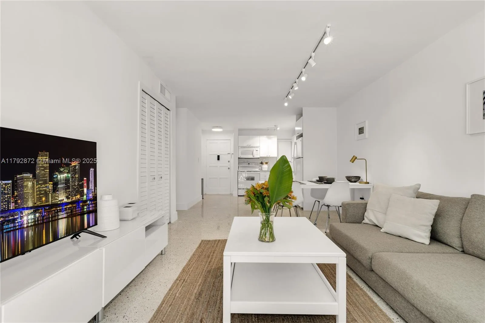 Miami, Florida 33130, United States, 1 Bedroom Bedrooms, ,1 BathroomBathrooms,Residential,Pending,118831