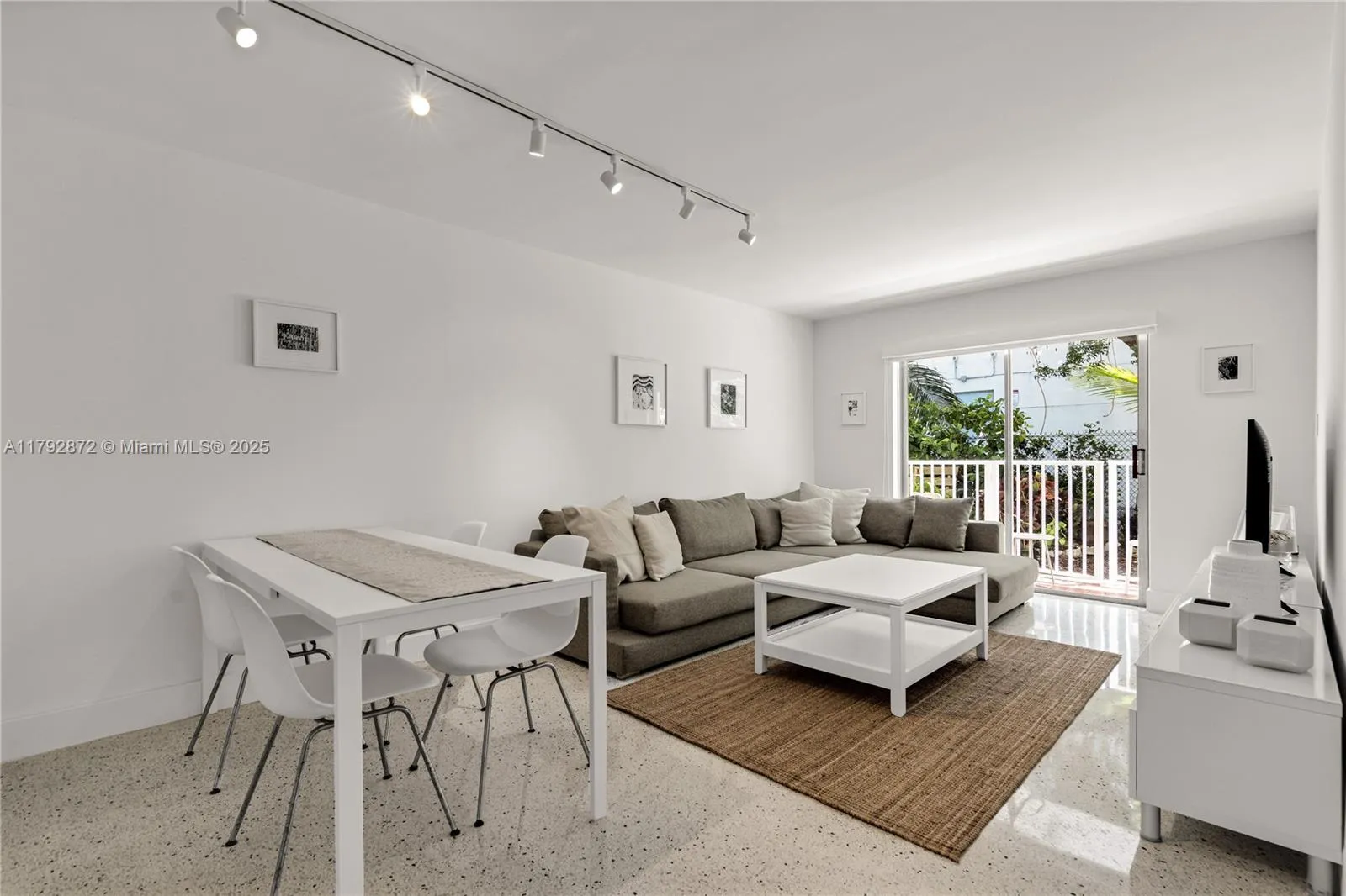 Miami, Florida 33130, United States, 1 Bedroom Bedrooms, ,1 BathroomBathrooms,Residential,Pending,118831