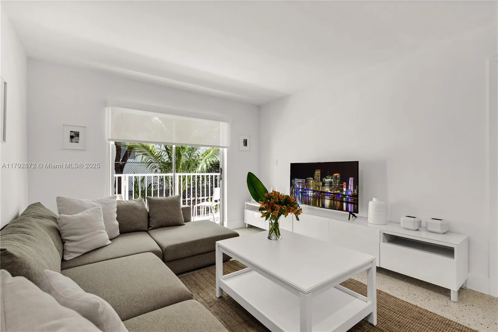 Miami, Florida 33130, United States, 1 Bedroom Bedrooms, ,1 BathroomBathrooms,Residential,Pending,118831