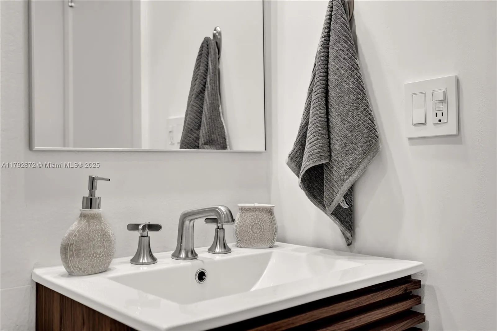 Miami, Florida 33130, United States, 1 Bedroom Bedrooms, ,1 BathroomBathrooms,Residential,Pending,118831