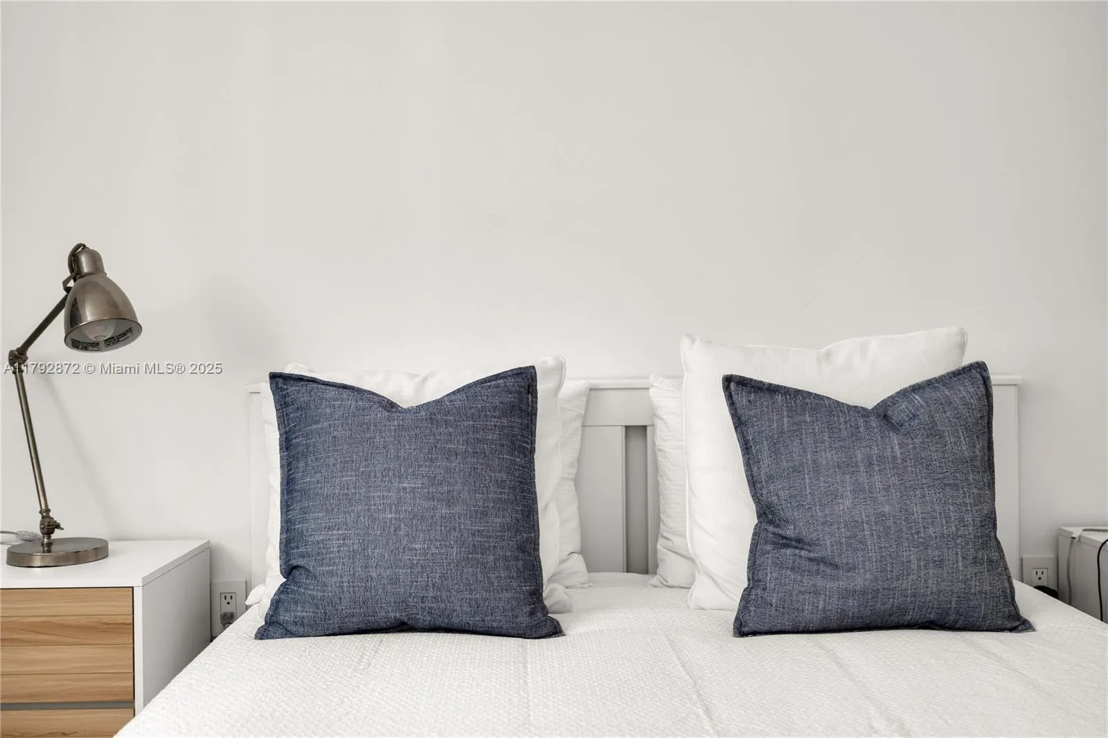 Miami, Florida 33130, United States, 1 Bedroom Bedrooms, ,1 BathroomBathrooms,Residential,Pending,118831