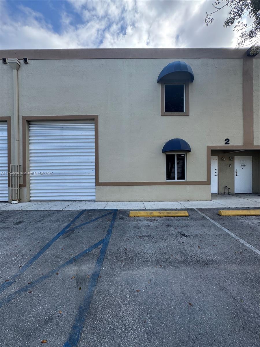 Commercial Warehouse available in Hialeah Gardens, offering 1,569 sq.ft. of versatile space with full air conditioning and 3-phase power to support various business operations. Key Features: Total Space: 1,569 sqft.
Ceiling Height: 20 ft. Office Space Included Full Air Conditioning throughout 3-Phase Power for heavy-duty equipment 3 Dedicated Parking Spaces; Conveniently located with easy access to major highways and business hubs.