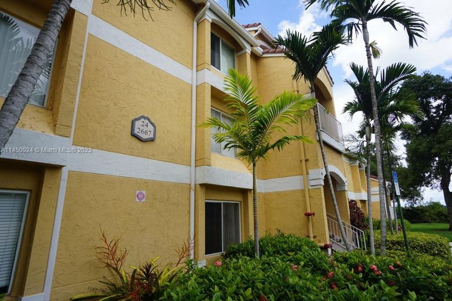 BEAUTIFULL COMMUNITY, ALL AGES WELCOME. GARDEN VIEW. SPACIOUS 1 BEDROOM UNIT.  LAUNDRY IN UNIT AND KITCHEN HAS GREAT STORAGE. SCREENED PATIO OFF LIVING AREA WITH OUTSIDE STORAGE CLOSET. COMMUNITY OFFERS FULL AMENITIES INCLUDING POOL, SPA, EXECERISE ROOM AND MORE. ALSO COMMUNITY HAS GATE CONTROLLED ACCESS. THIS IS A PET FRIENDLY COMMUNITY WITH 2 PETS ALLOWED AND INVESTOR CAN RENT RIGHT AWAY