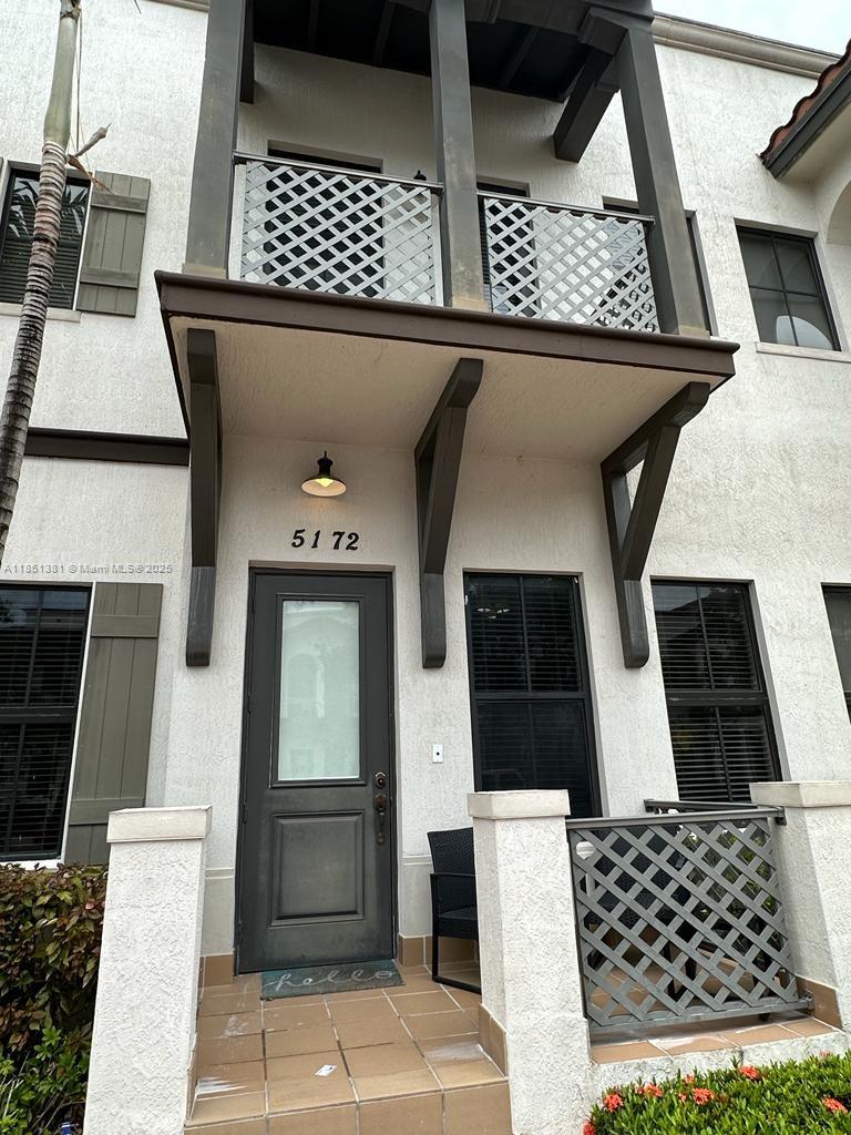 GREAT LOCATION IN DOWNTOWN DORAL AMAZING COMMUNITY!!! THIS TOWNHOUSE HAS 3 BEDROOMS, 2 BATHS , 1 JACK & JILL AND 1 HALF BATHROOM. LAUNDRY ROOM, HUGE 2 CAR GARAGE, GREAT KITCHEN WITH S/S APPLIANCES. CLOSE TO SCHOOLS WITH DUAL LANGUAGE CURRICULUM, SHOPS, RESTAURANTS, BAPTIST AND JACKSON HOSPITALS AND ACCESS TO MAIN HIGHWAYS. THE COMMUNITY OFFERS A POOL AND GREAT GREEN AREAS.
AVAILABLE AFTER AUGUST 10, 2025