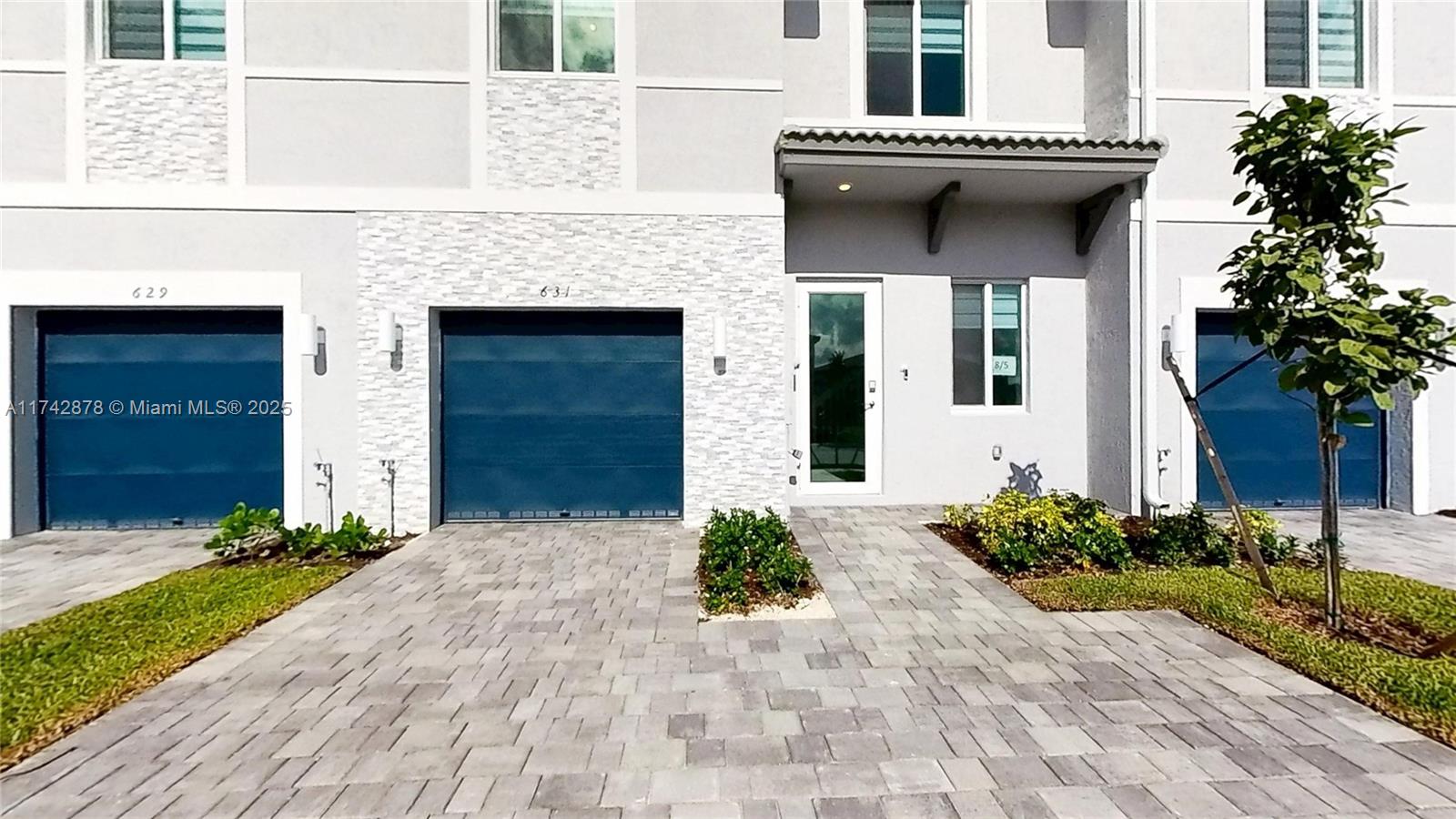 Rental Property at 631 Se 13th St Cir, Homestead, Miami-Dade County, Florida - Bedrooms: 4 
Bathrooms: 4  - $3,200 MO.