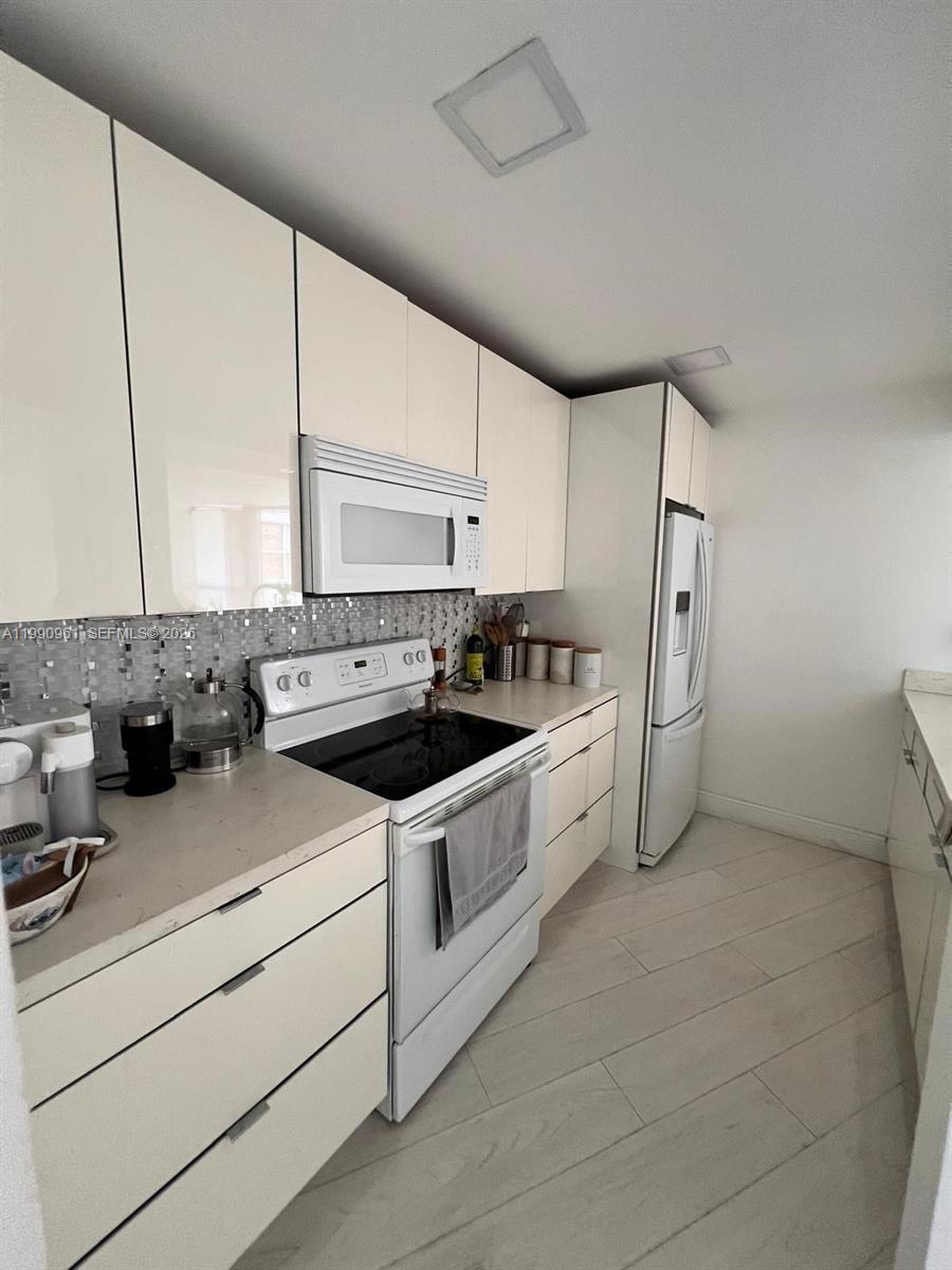 6955 NW 186th St F104, Hialeah, FL, 33015/$245,000 3 6955 NW 186th St F104