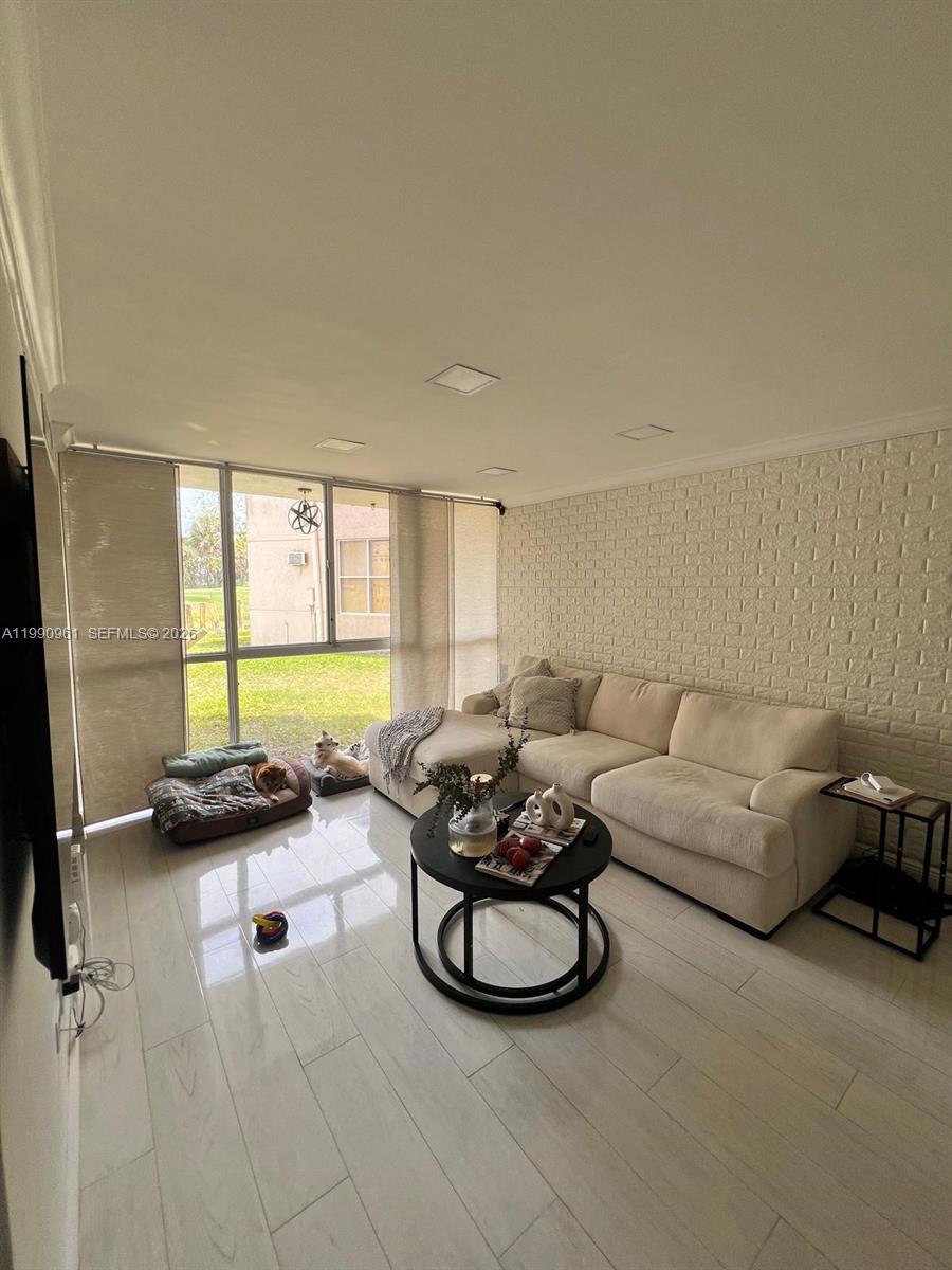 6955 NW 186th St F104, Hialeah, FL, 33015/$245,000 4 6955 NW 186th St F104