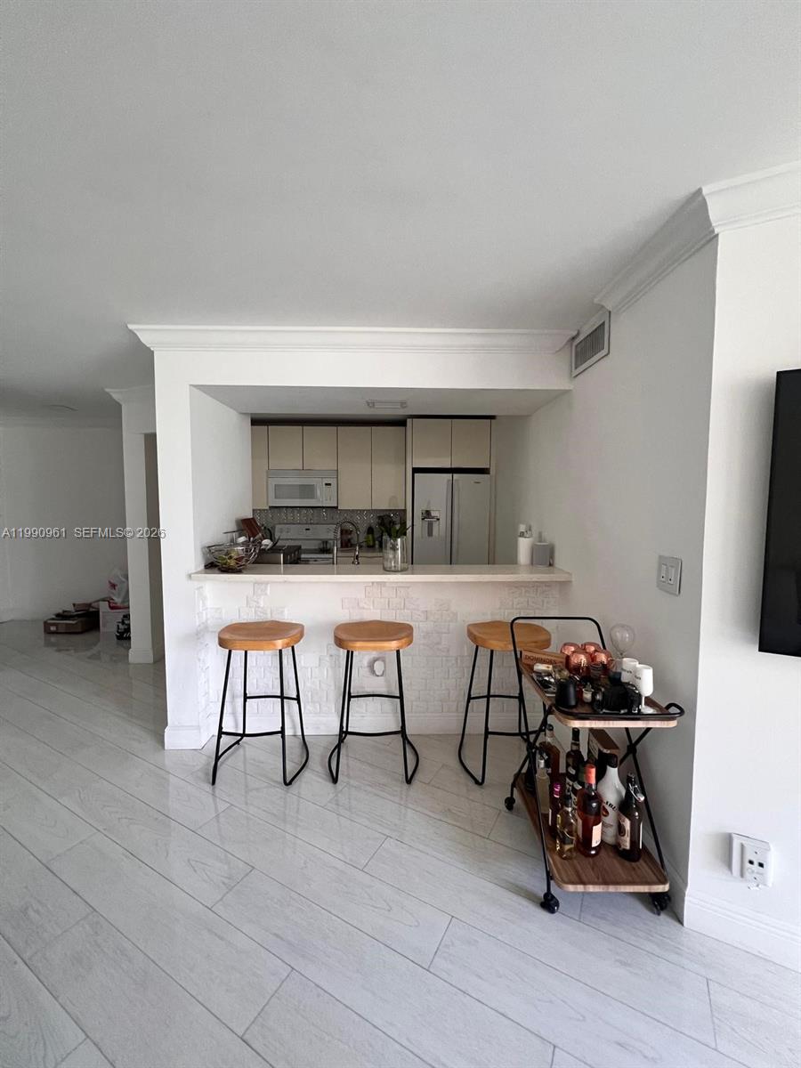 6955 NW 186th St F104, Hialeah, FL, 33015/$245,000 2 6955 NW 186th St F104