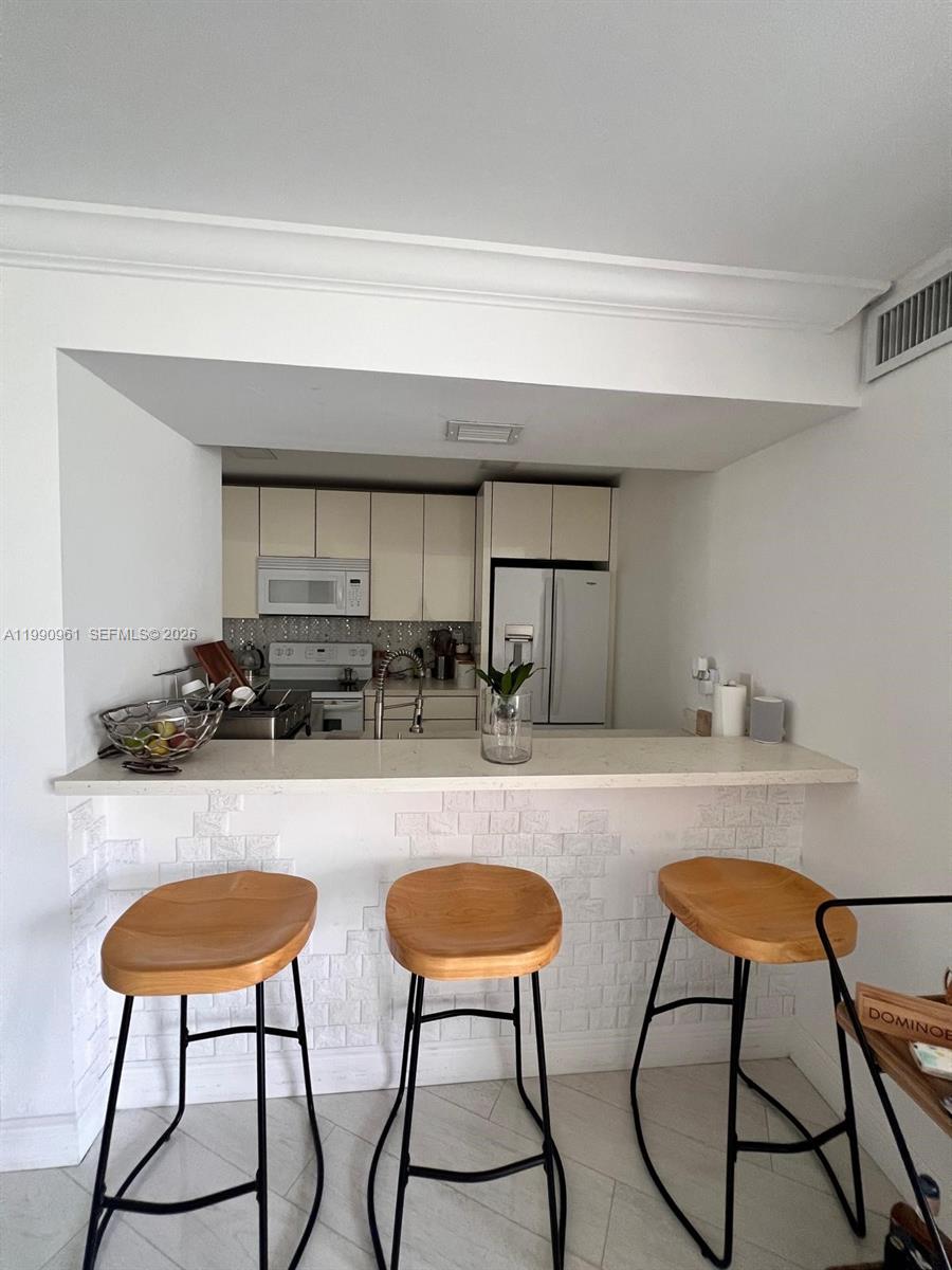 6955 NW 186th St F104, Hialeah, FL, 33015/$245,000 1 6955 NW 186th St F104