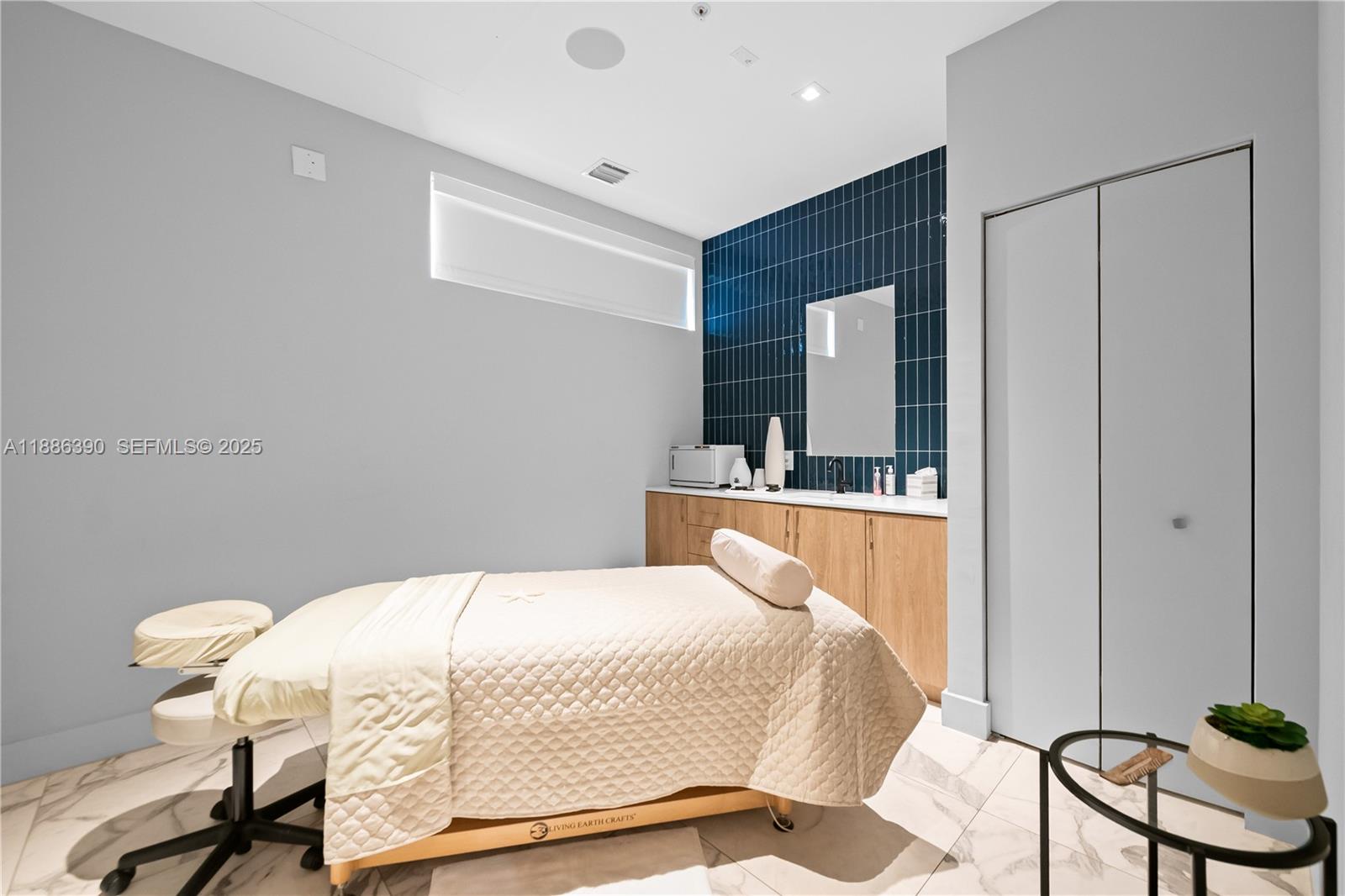 IVY CONDO - Residential