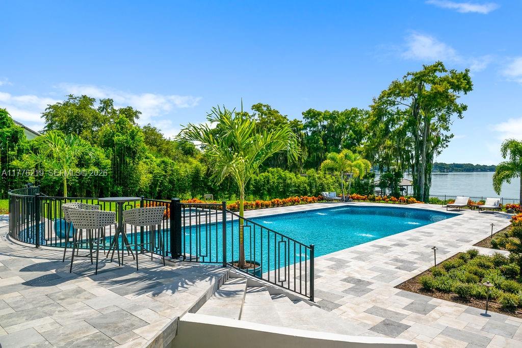 LAKE MAITLAND MANOR - Residential