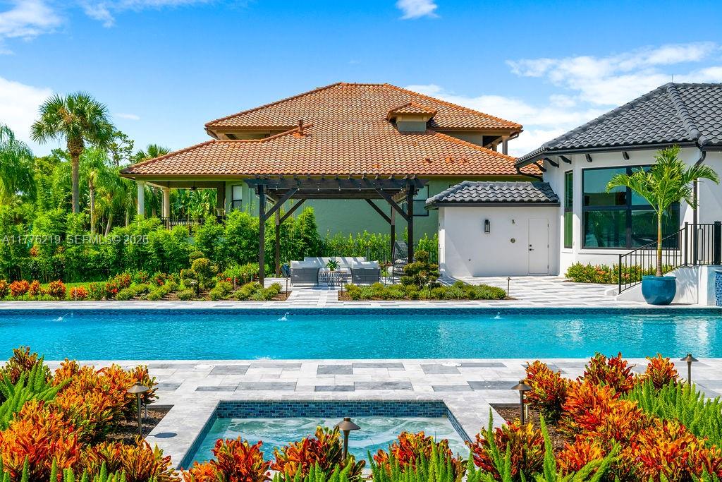 LAKE MAITLAND MANOR - Residential