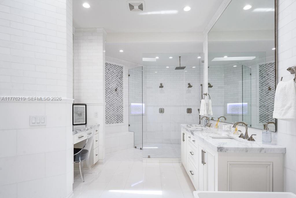 LAKE MAITLAND MANOR - Residential