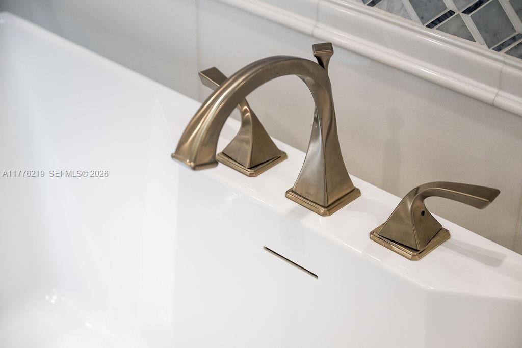 LAKE MAITLAND MANOR - Residential