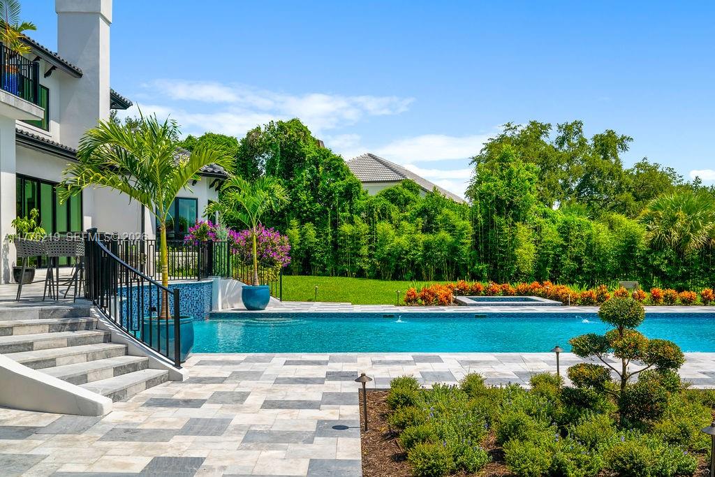 LAKE MAITLAND MANOR - Residential