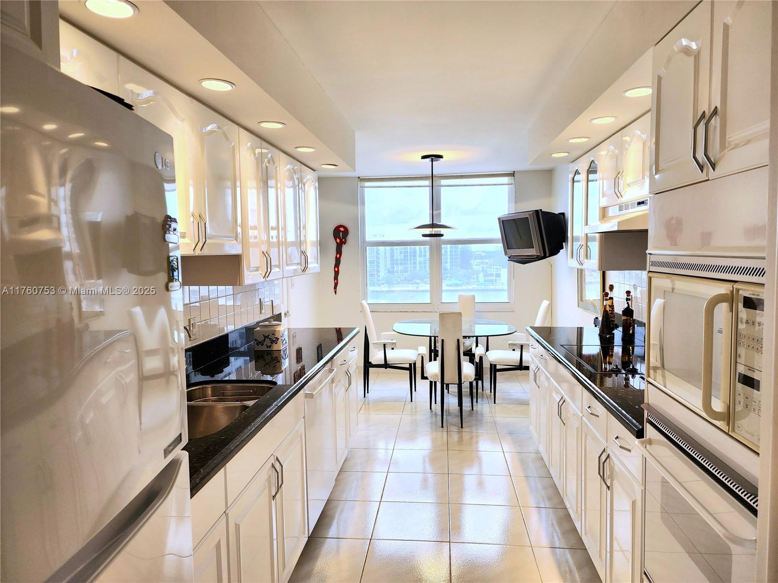 AQUARIUS CONDO - Residential