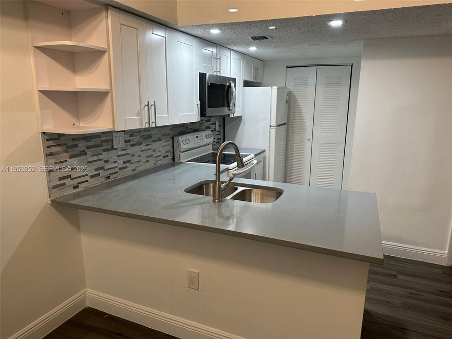 BEAUTIFUL REMODELED CONDO IN MIAMI LAKES. 2 BEDROOMS AND 2 BATHROOMS. WOOD CABINETS AND
QUARTZ COUNTERTOP, VINYL, AND TILE FLOOR. LAUNDRY INSIDE, FENCED COMMUNITY WITH POOL, AND
PARKING SPACES ASSIGNED. CLOSE TO MAJOR HWY AND SHOPPING CENTER.