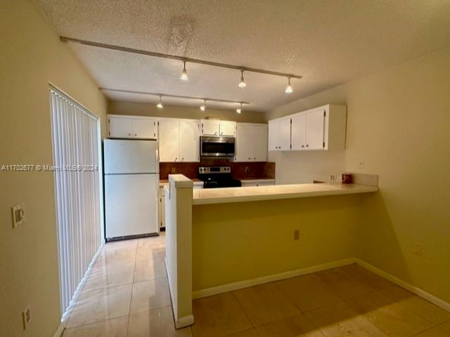 beautiful 2 bedroom 2.5 bath townhome. Neighborhood consist of a community pool, tennis courts and great location. close to the outlet mall.