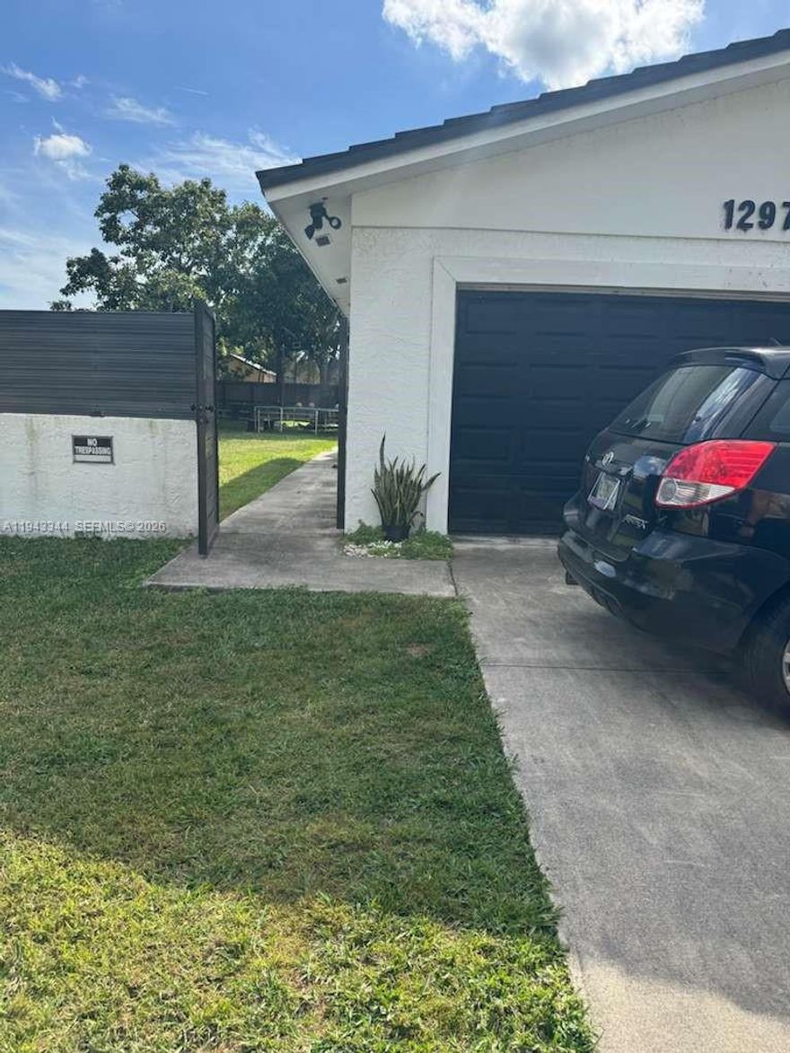 Comfortable and modern efficiency for rent located in the quiet and safe GIR SUB neighborhood, near Exit 13 of the Florida Turnpike and 117th Ave. Recently painted unit featuring a fully renovated kitchen and bathroom, new flooring, and an excellent layout. Offers a private entrance with gated access and independent lock, a private patio exclusively for the efficiency tenants, and both indoor and outdoor, unit is equipped with a new kitchen,  refrigerator and microwave.
Includes two parking spaces and no association (No HOA). No pets allowed.
Rent includes all utilities: water, electricity, and internet. No restrictions on commercial vehicles.
Rent: $1,600 for one person / $1,900 for two people. Maximum of 2 occupants.
Clean background and proof of income required.
An excellent option for those seeking privacy, comfort, and a convenient location in a clean and quiet neighborhood. Call today for access.