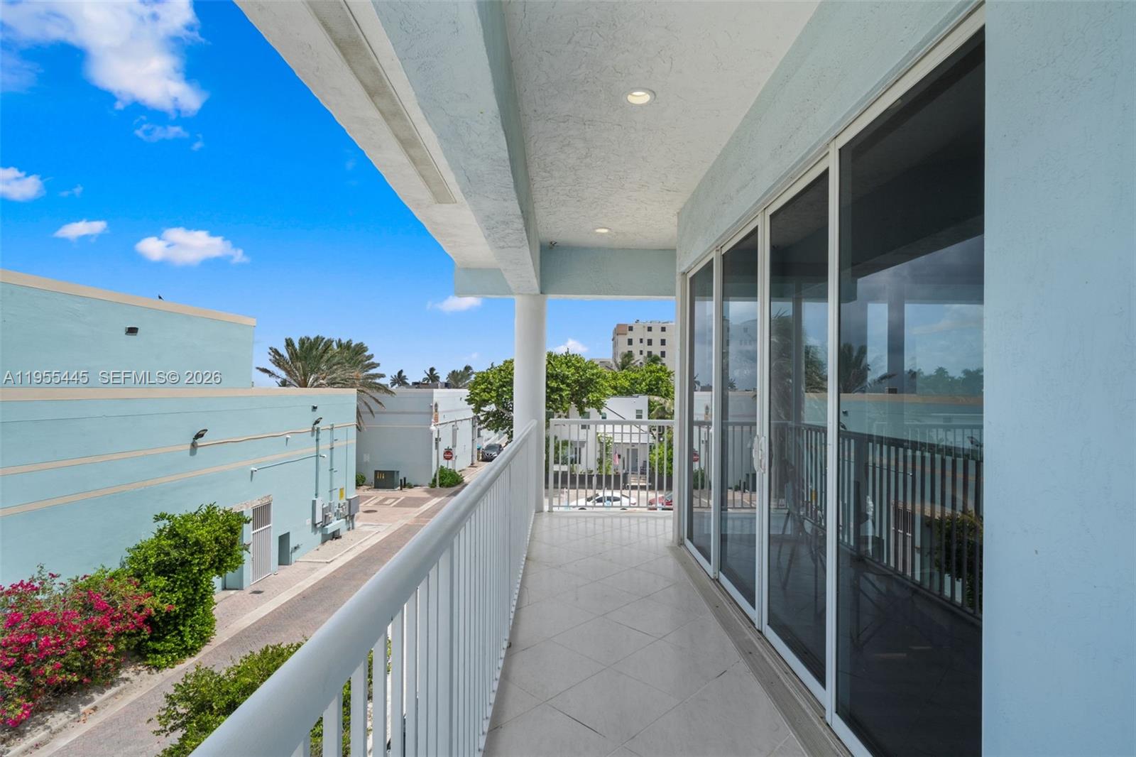 HOLLYWOOD BEACH - Residential